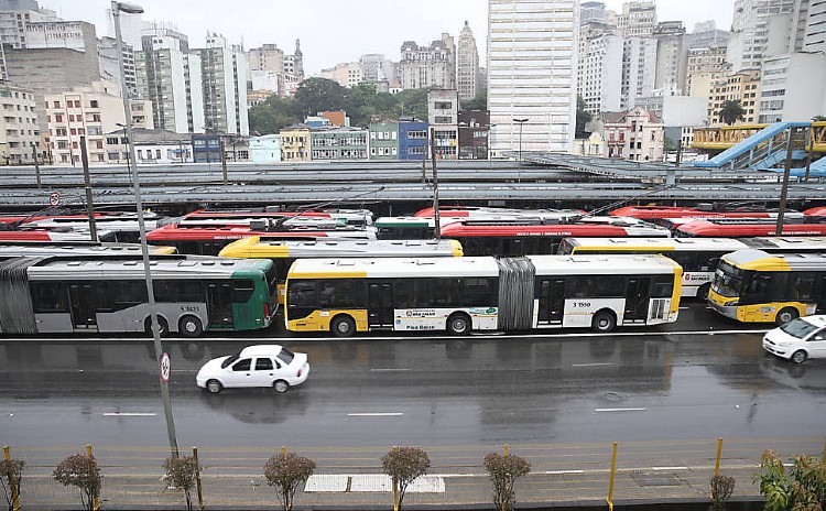 Fila de ônibus se forma do lado de fora do terminal Dom Pedro II. Foto: Zanone Fraissat/Folhapress